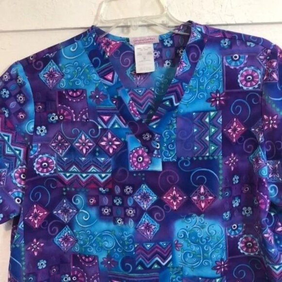 Vintage Printed Scrub Top V-Neck Short Sleeves Purple & Teal Pattern With Pocket - Picture 3 of 10